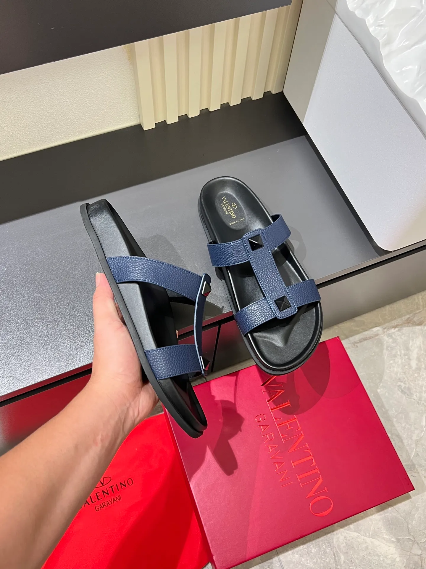 Men's shoes 💰p300 VALENTINO Men's 🧍‍♂️ Spring and summer new style metal logo flat slippers, elegant sandals, the same style worn by celebrities, original molding, imported calfskin. Rubber outsole. Soft and durable, full set of counter packaging size: 39-44 (.45.46 customized)